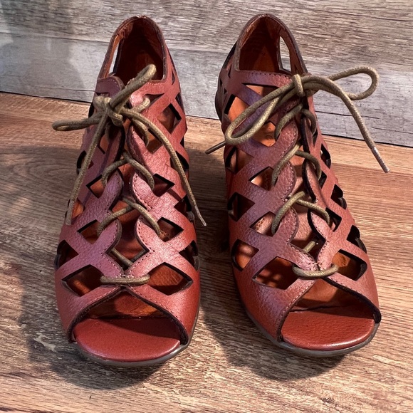 Gentle Souls by Kenneth Cole Cutout Lace-Up Heels Size 6 - Picture 4 of 11